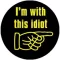 I'M WITH THIS IDIOT (jelvény, 2,5 cm)