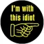 I'M WITH THIS IDIOT (jelvény, 2,5 cm)