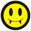 GOTH SMILEY (jelvény, 2,5 cm)