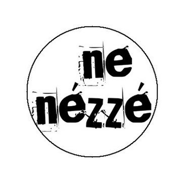 NE NÉZZÉ' (jelvény, 2,5 cm)