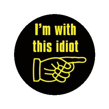 I'M WITH THIS IDIOT (nagy jelvény, 3,7 cm)