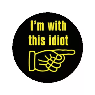 I'M WITH THIS IDIOT (nagy jelvény, 3,7 cm)