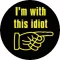 I'M WITH THIS IDIOT (nagy jelvény, 3,7 cm)